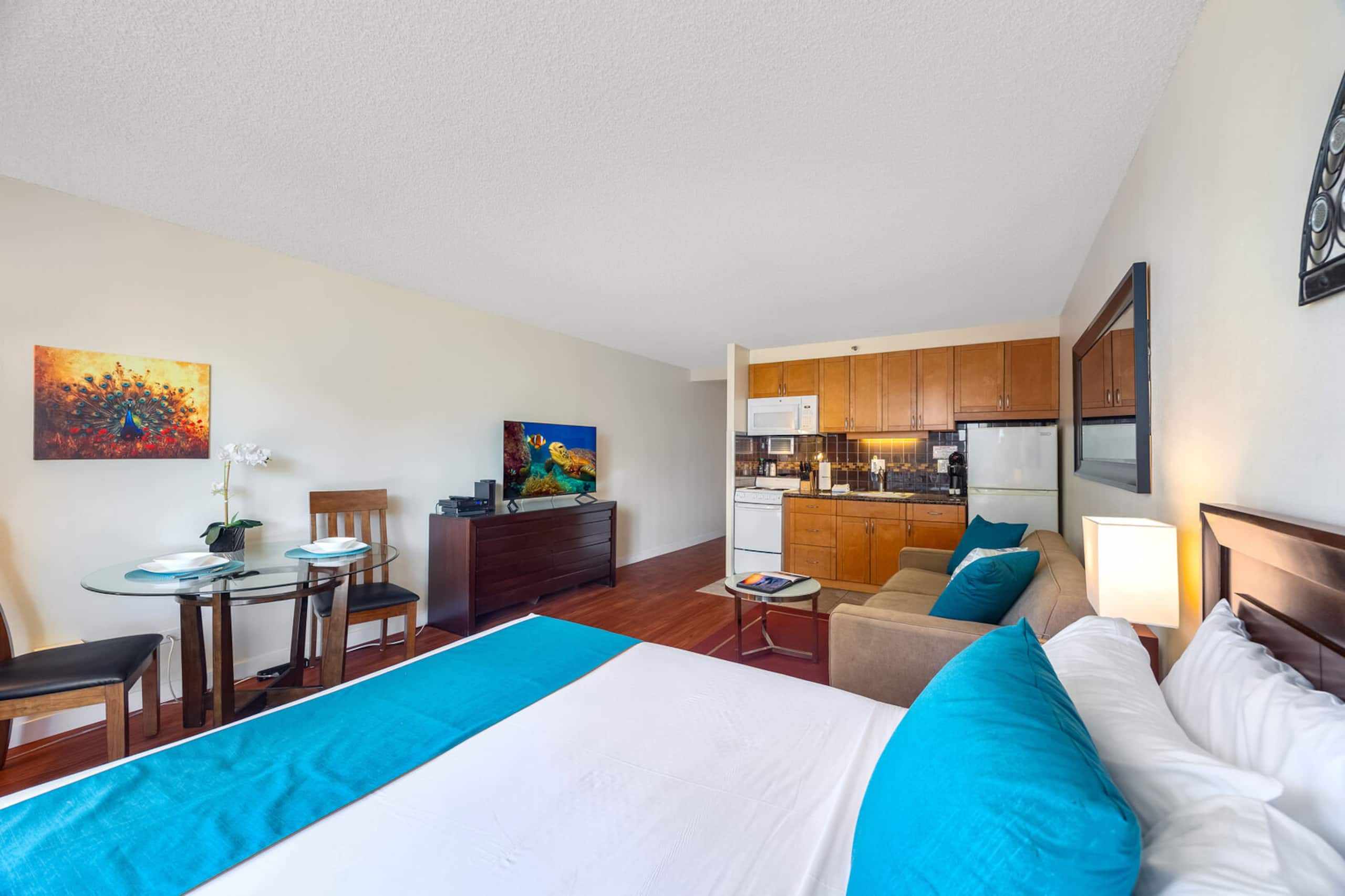 Condo in Honolulu · ★4.84 · 1 bedroom · 2 beds · 1 private bath - Image 19