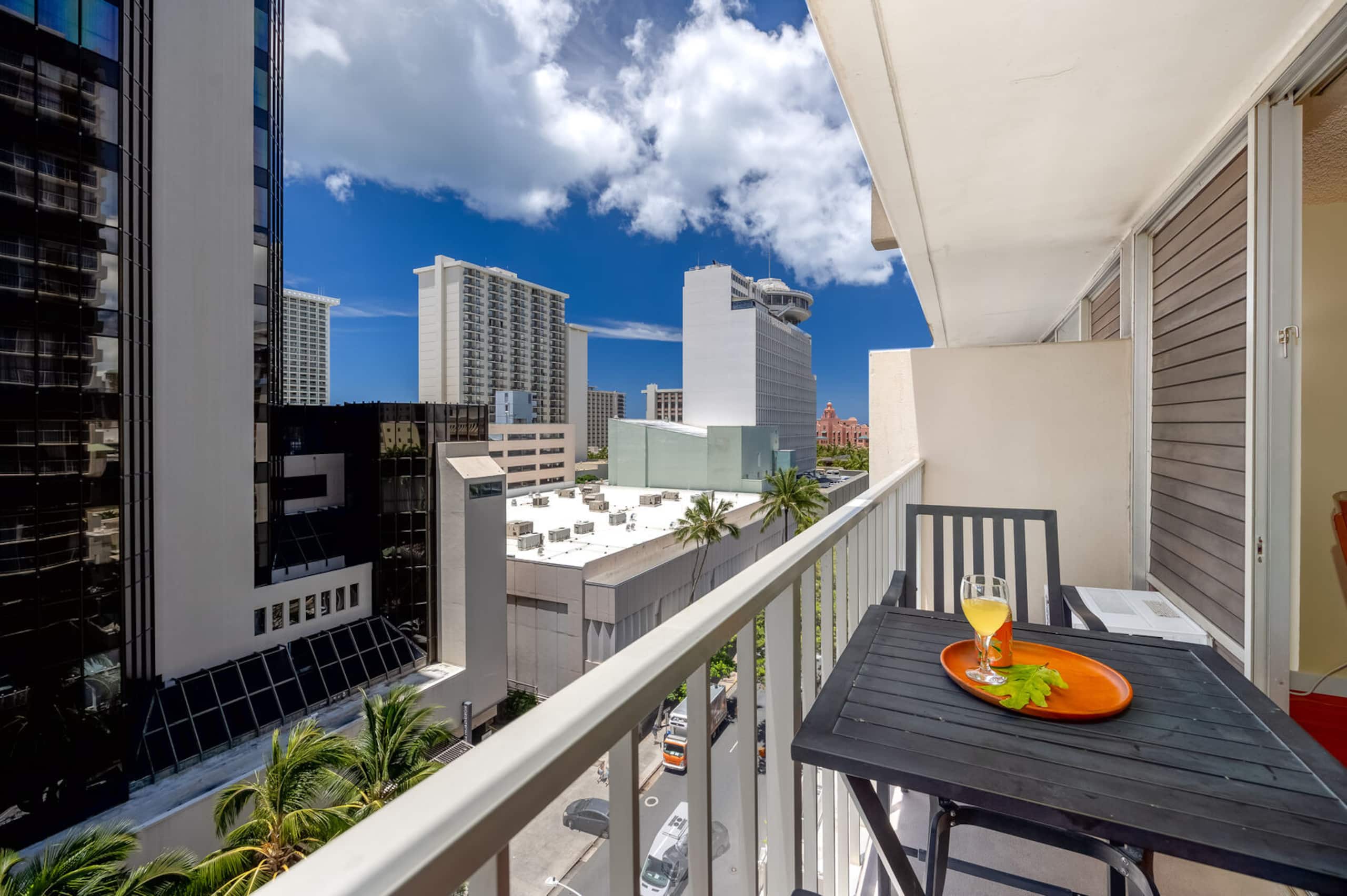 Condo in Honolulu · ★4.84 · 1 bedroom · 2 beds · 1 private bath - Image 3