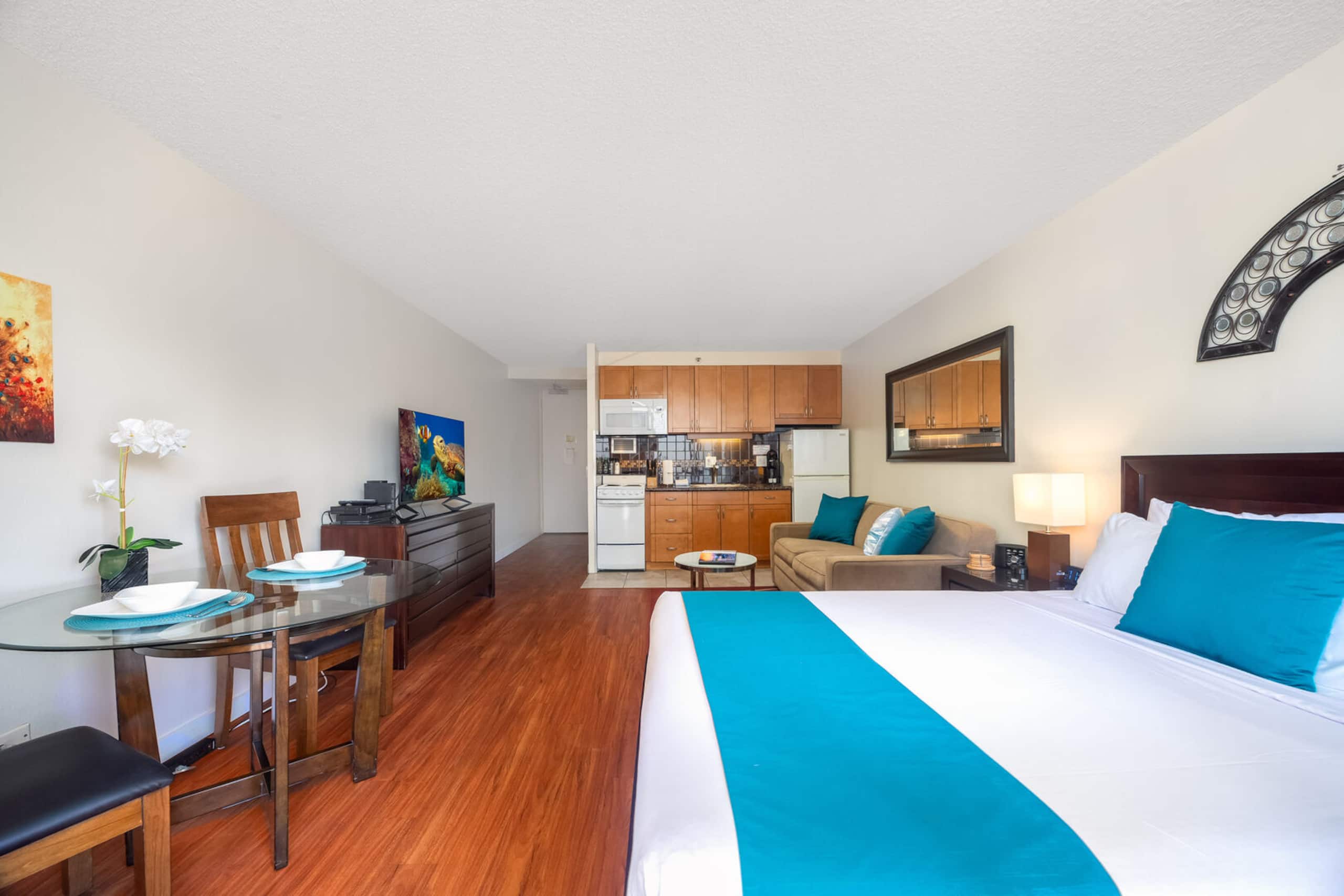 Condo in Honolulu · ★4.84 · 1 bedroom · 2 beds · 1 private bath - Image 12