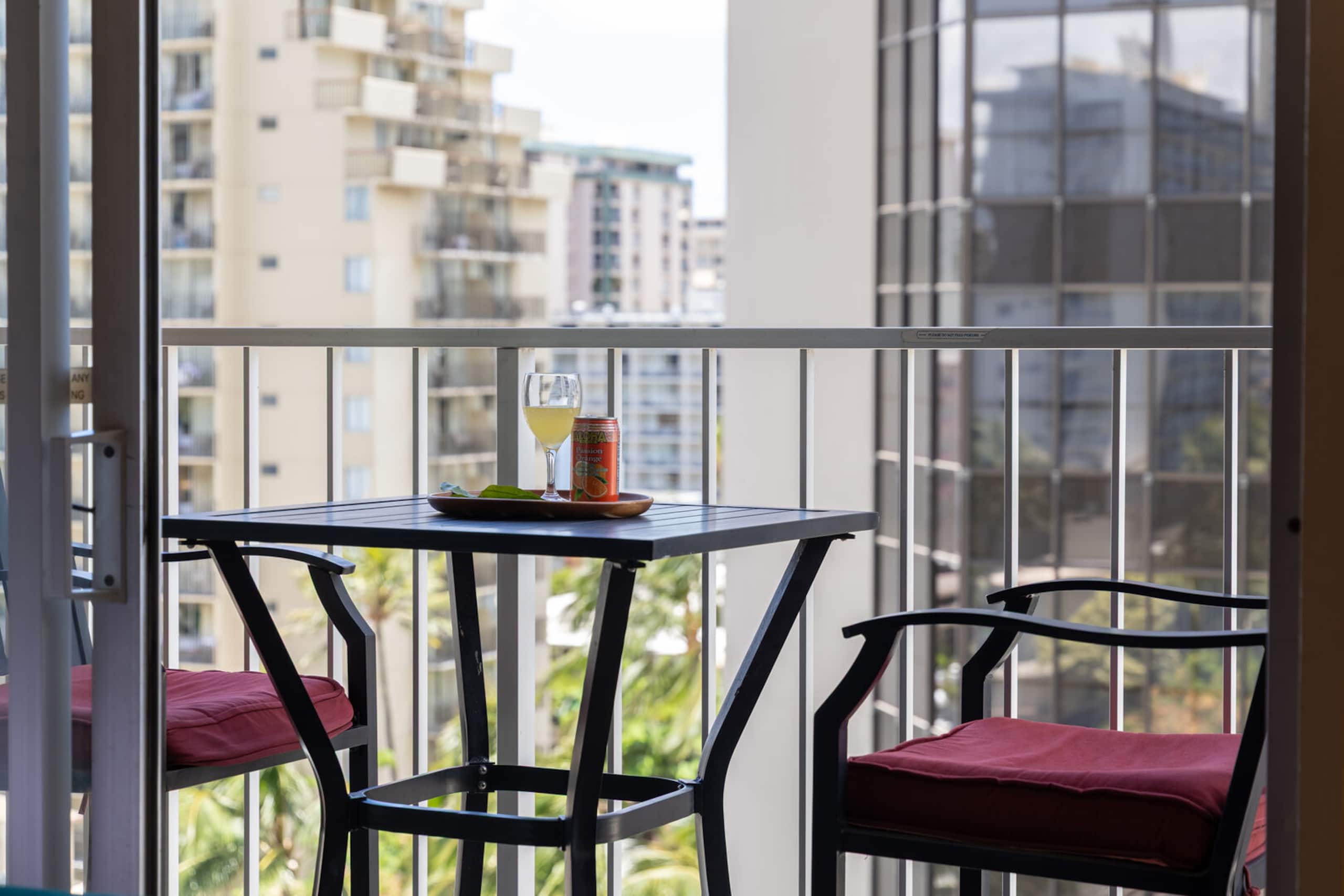 Condo in Honolulu · ★4.84 · 1 bedroom · 2 beds · 1 private bath - Image 27
