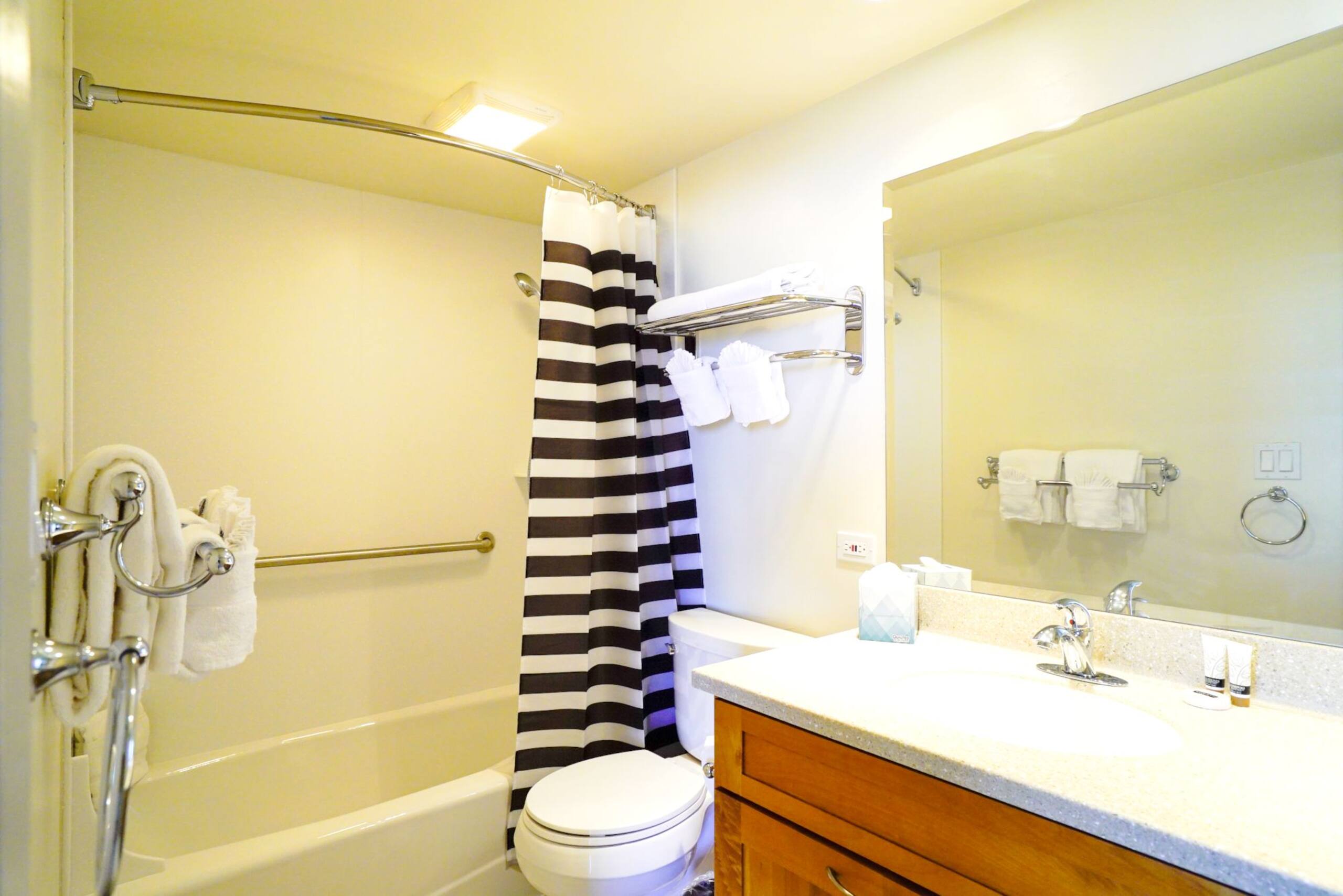 Condo in Honolulu · ★4.67 · 1 bedroom · 2 beds · 1 private bath - Image 25