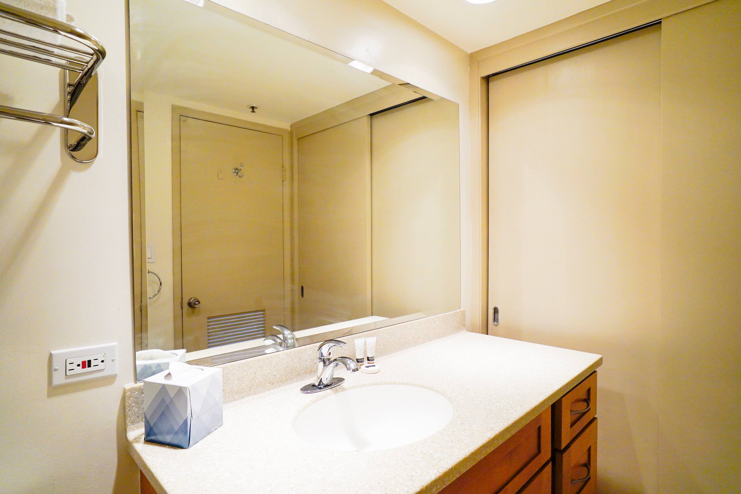 Condo in Honolulu · ★4.67 · 1 bedroom · 2 beds · 1 private bath - Image 26