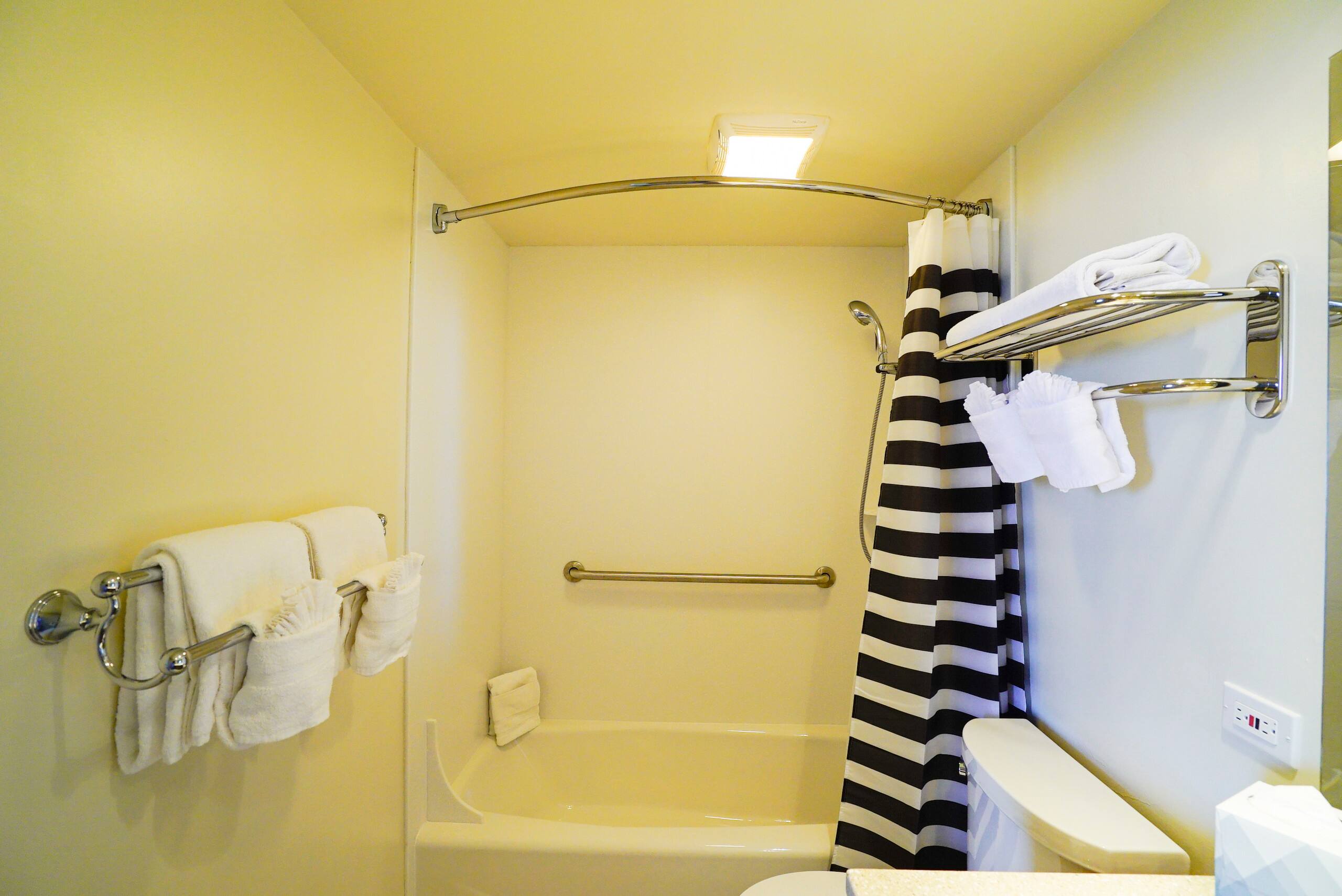 Condo in Honolulu · ★4.67 · 1 bedroom · 2 beds · 1 private bath - Image 27
