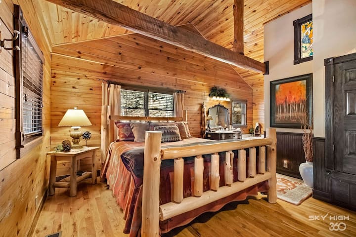 Zgjohu duke u ndier i rinovuar në krevatin e madhësisë king nga zhurma e pishave pëshpëritëse.