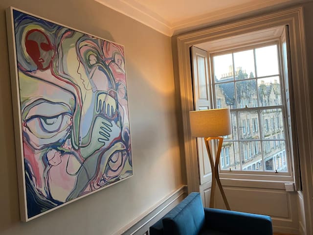 Grassmarket/West Bow Apartment (with Castle Views)