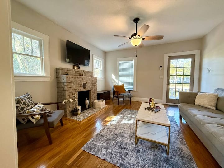 Jacksonville 2-br Bungalow | Sauna & Dog-friendly - Jacksonville, FL