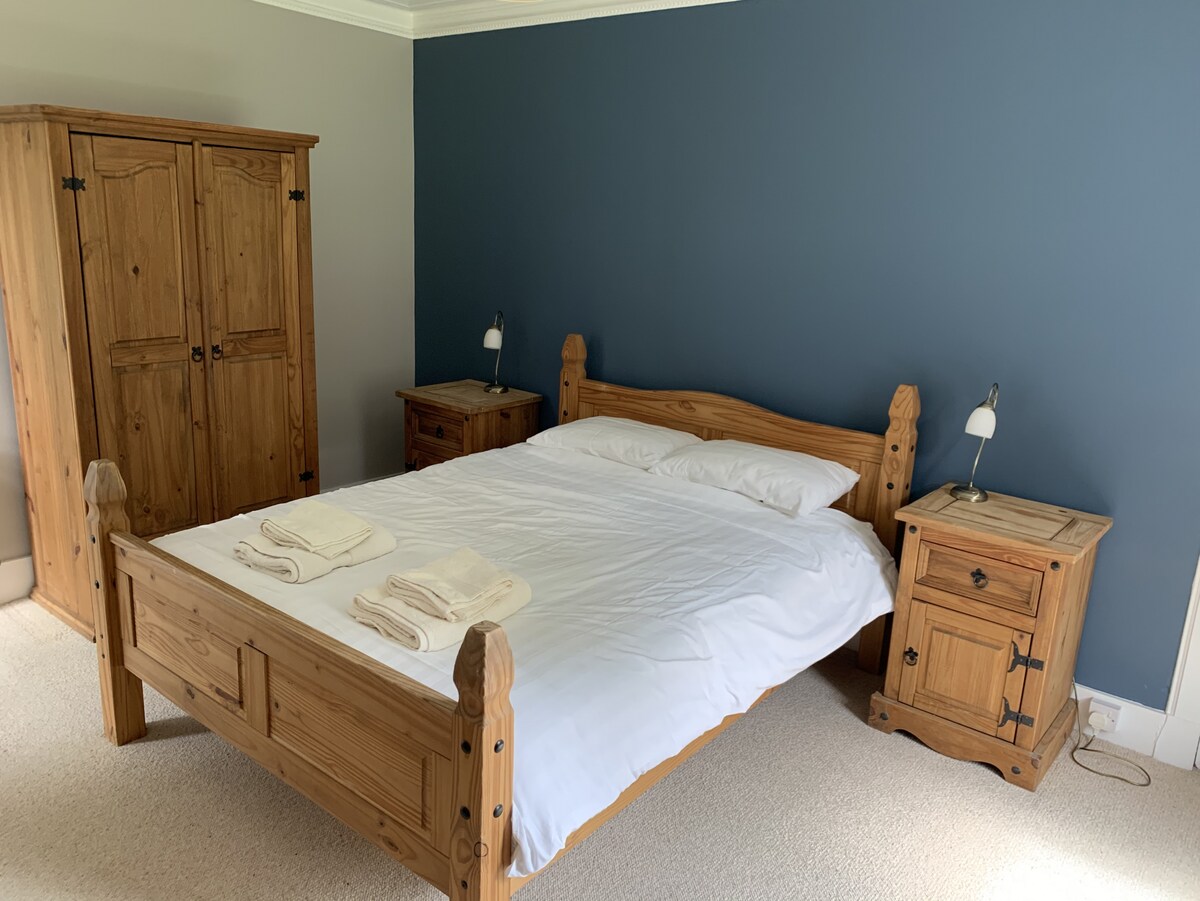 Izba s manželskou posteľou veľkosti King na prízemí 