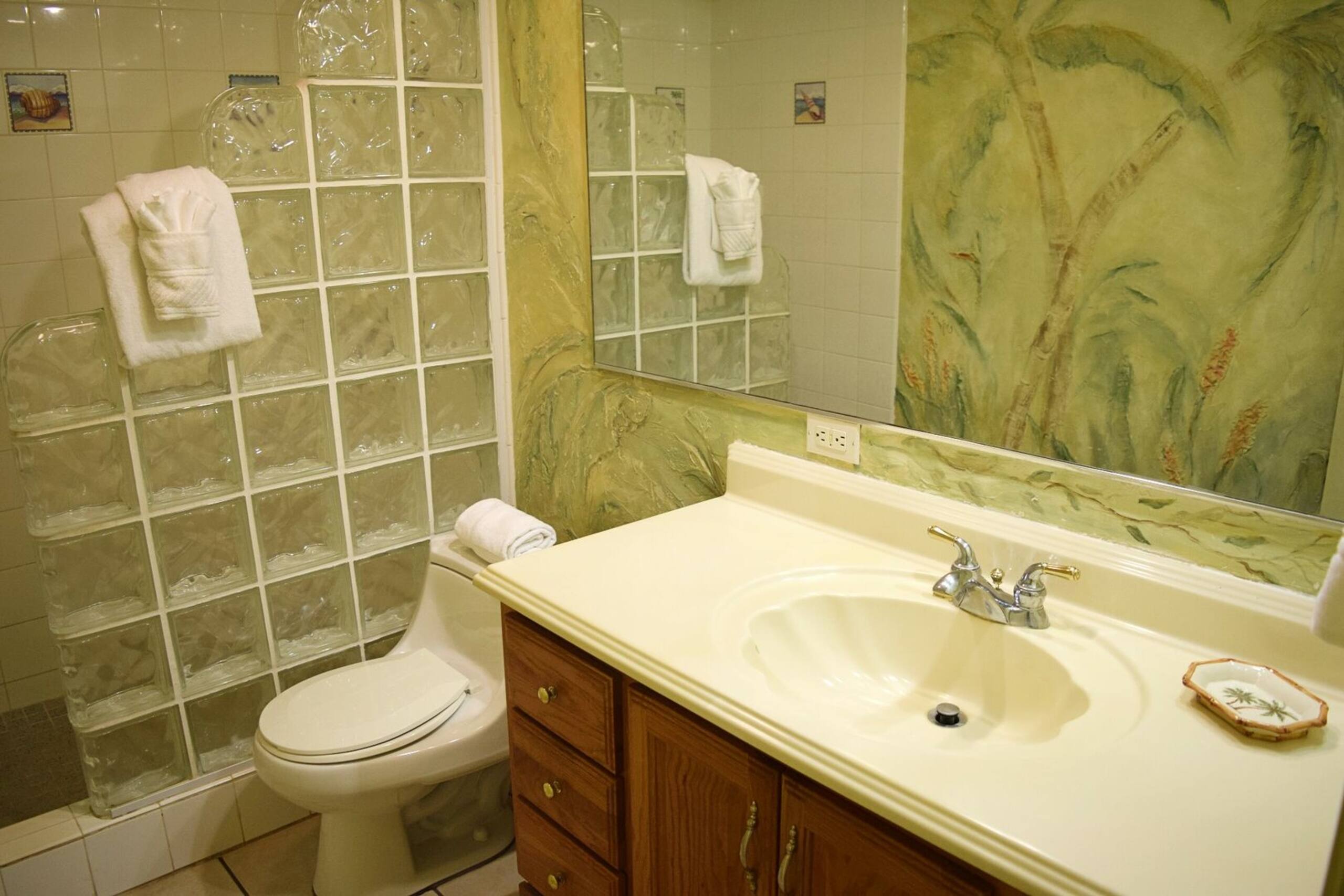 Condo in Kihei · ★4.42 · 1 bedroom · 2 beds · 1 bath - Image 14