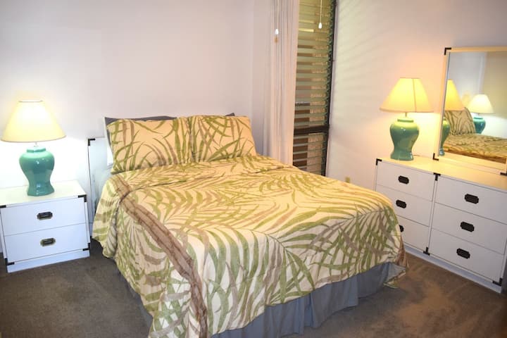 Საძინებელი 152 × 203 სმ ზომის საწოლით