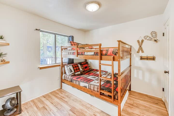 3. spavaća soba: veliki krevet na kat, s punim krevetom i dodatnim krevetom