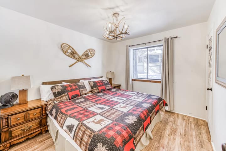 Glavna spavaća soba: bračni krevet (širine 180 - 200 cm)