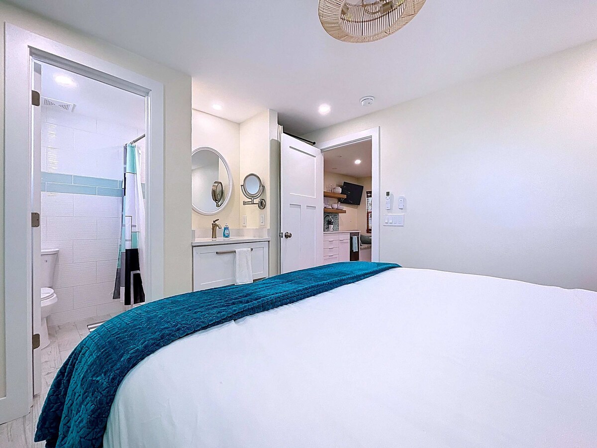 حمام داخلي مع حوض داخل الغرفة ومرآة مكياج مضيئة لراحتك