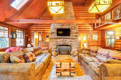 Forested 'Minikahda Lodge' w/ Hot Tub Near Mt Hood