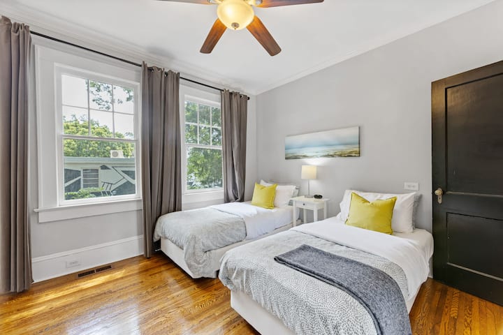 Luminosa y acogedora, esta habitación cuenta con dos cómodas camas con sábanas suaves y detalles cálidos. Las amplias ventanas dejan entrar la luz natural, creando un espacio relajante para una estadía tranquila.