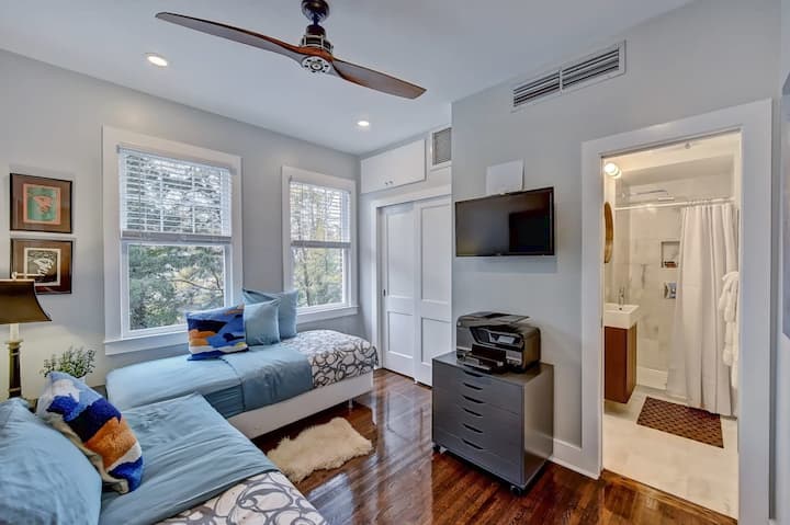 เตียงเดี่ยว 2 หลังพร้อมห้องน้ำส่วนตัว