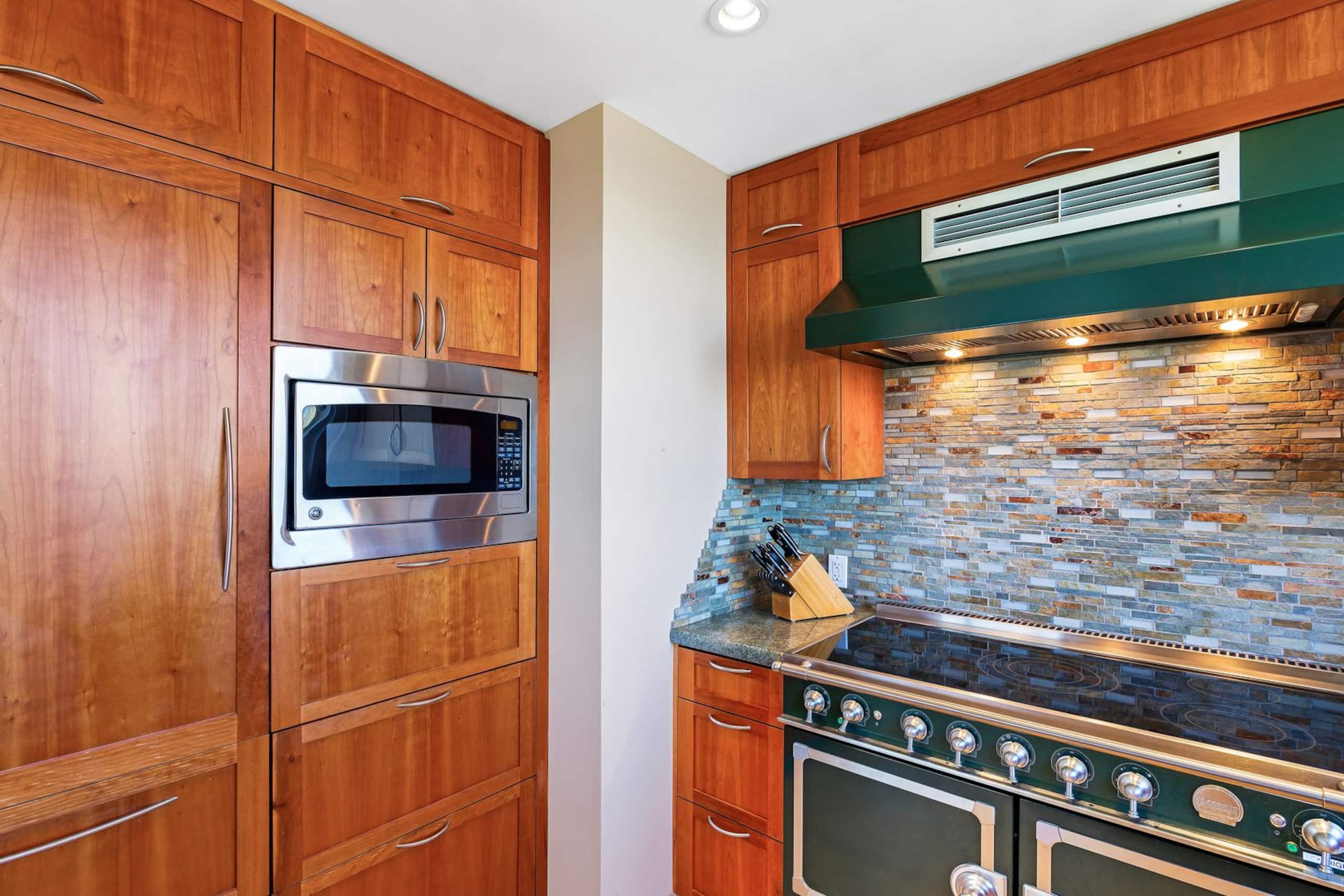 Villa in Lahaina · ★5.0 · 2 bedrooms · 3 beds · 3 baths - Image 11
