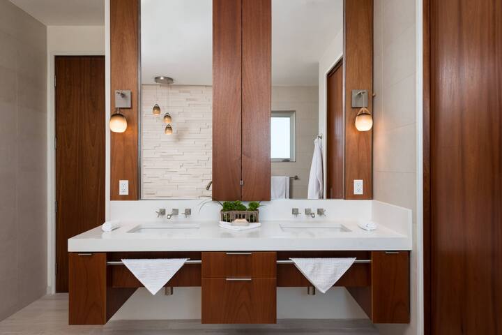 Elegant Architectural Escape Directly On the Ocean