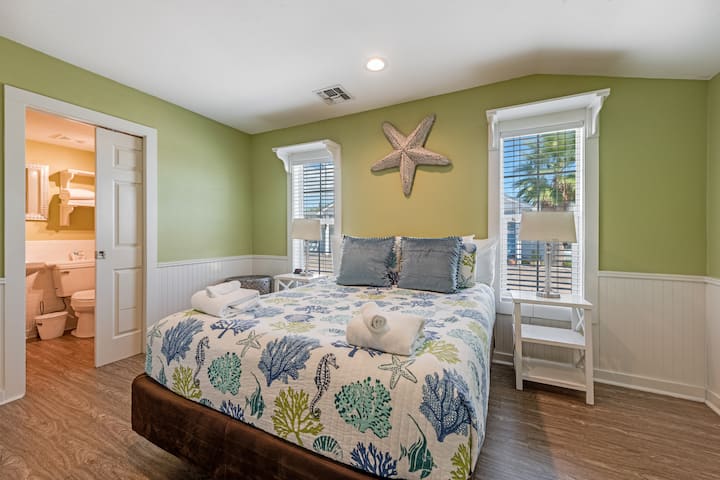 室内装潢。1号卧室配有标准双人床和套房浴室