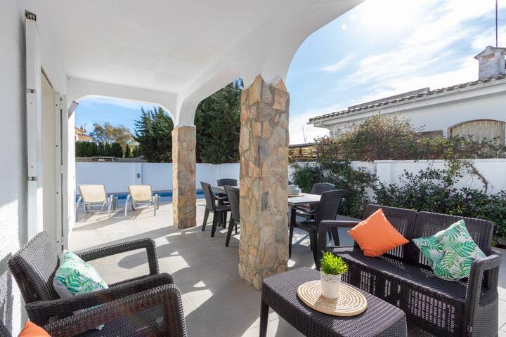 131-Empuriabrava-Beautiful villa, swimming pool in gallery image 2