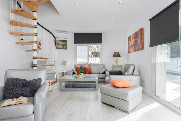 131-Empuriabrava-Beautiful villa, swimming pool in gallery image 3