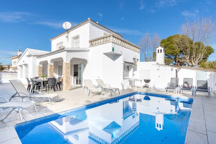 131-Empuriabrava-Beautiful villa, swimming pool in