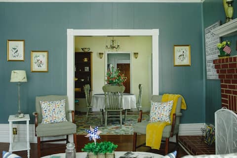 The Original Crafter's Cottage Convenient to Savan