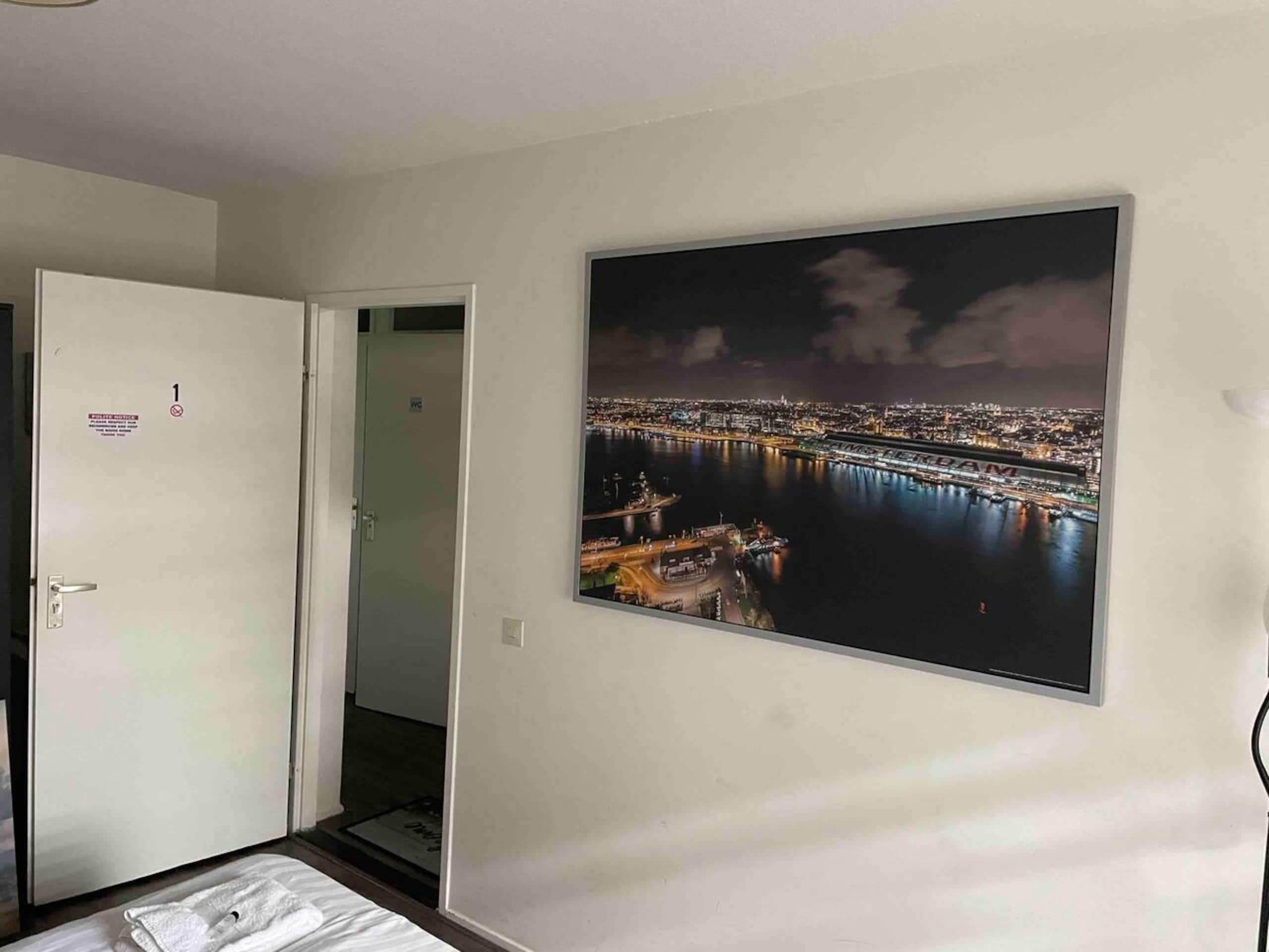 Large private kingsize bedroom close 2 city center - Photo 13