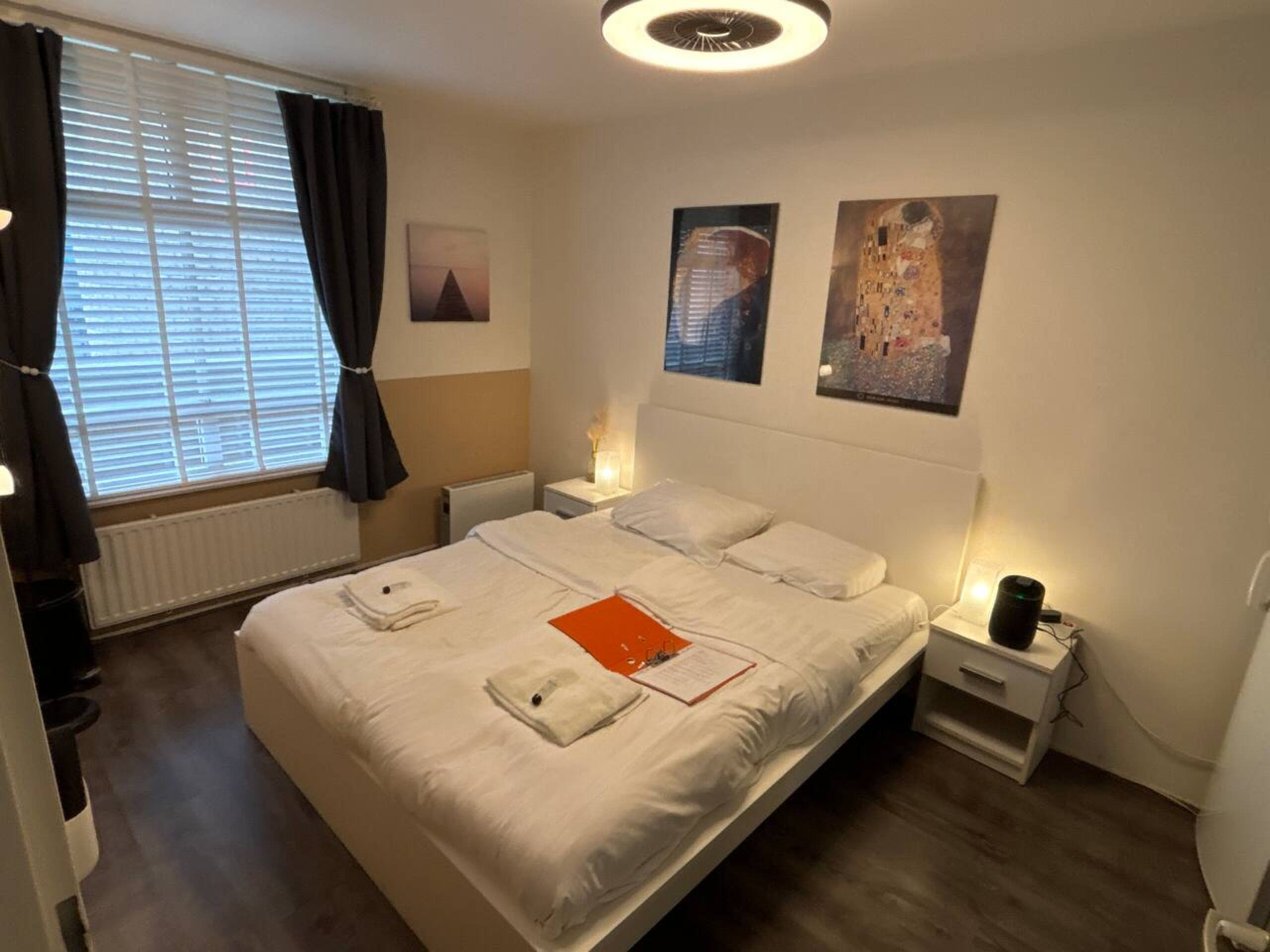 Large private kingsize bedroom close 2 city center - Photo 17