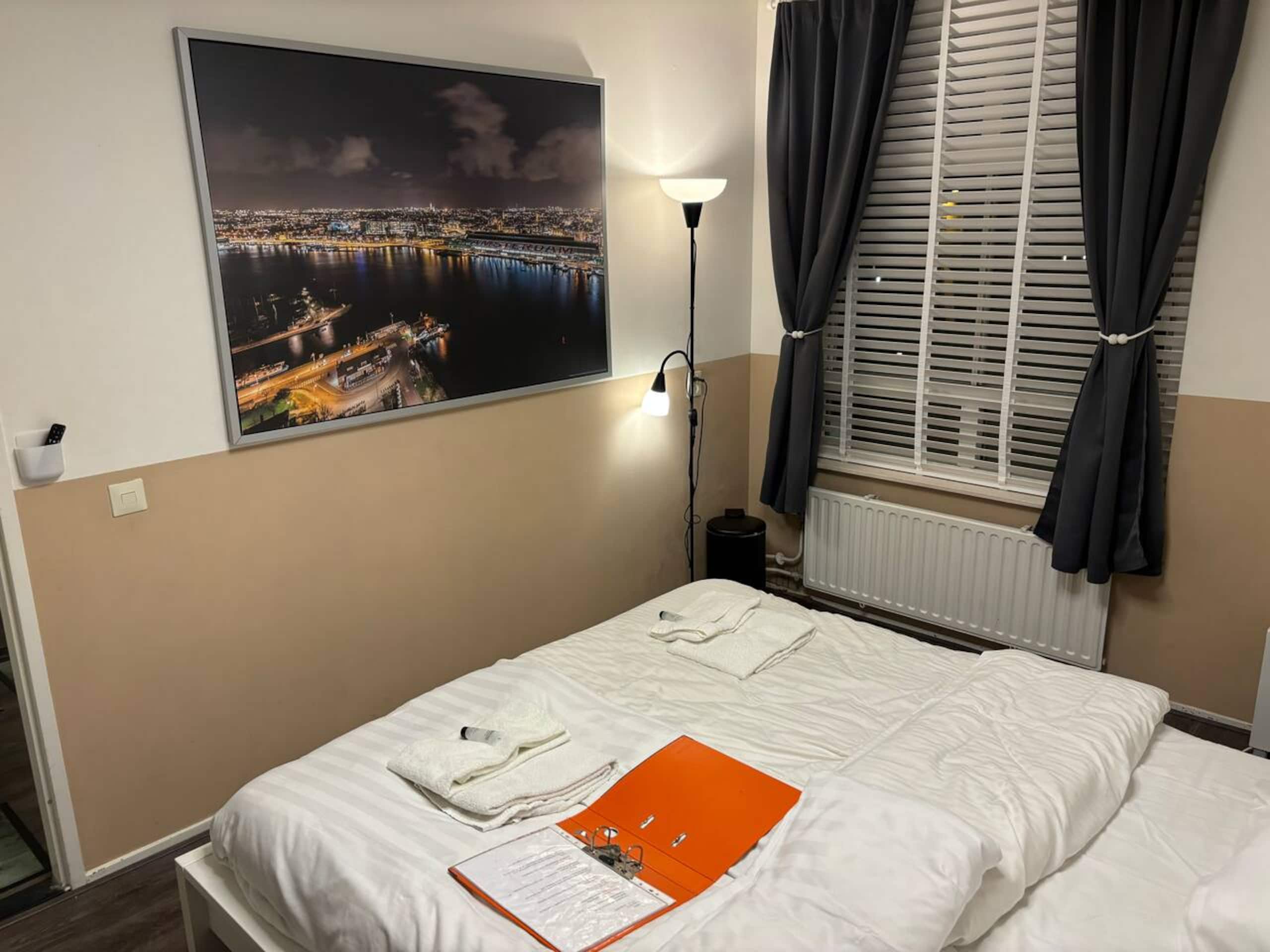 Large private kingsize bedroom close 2 city center - Photo 4