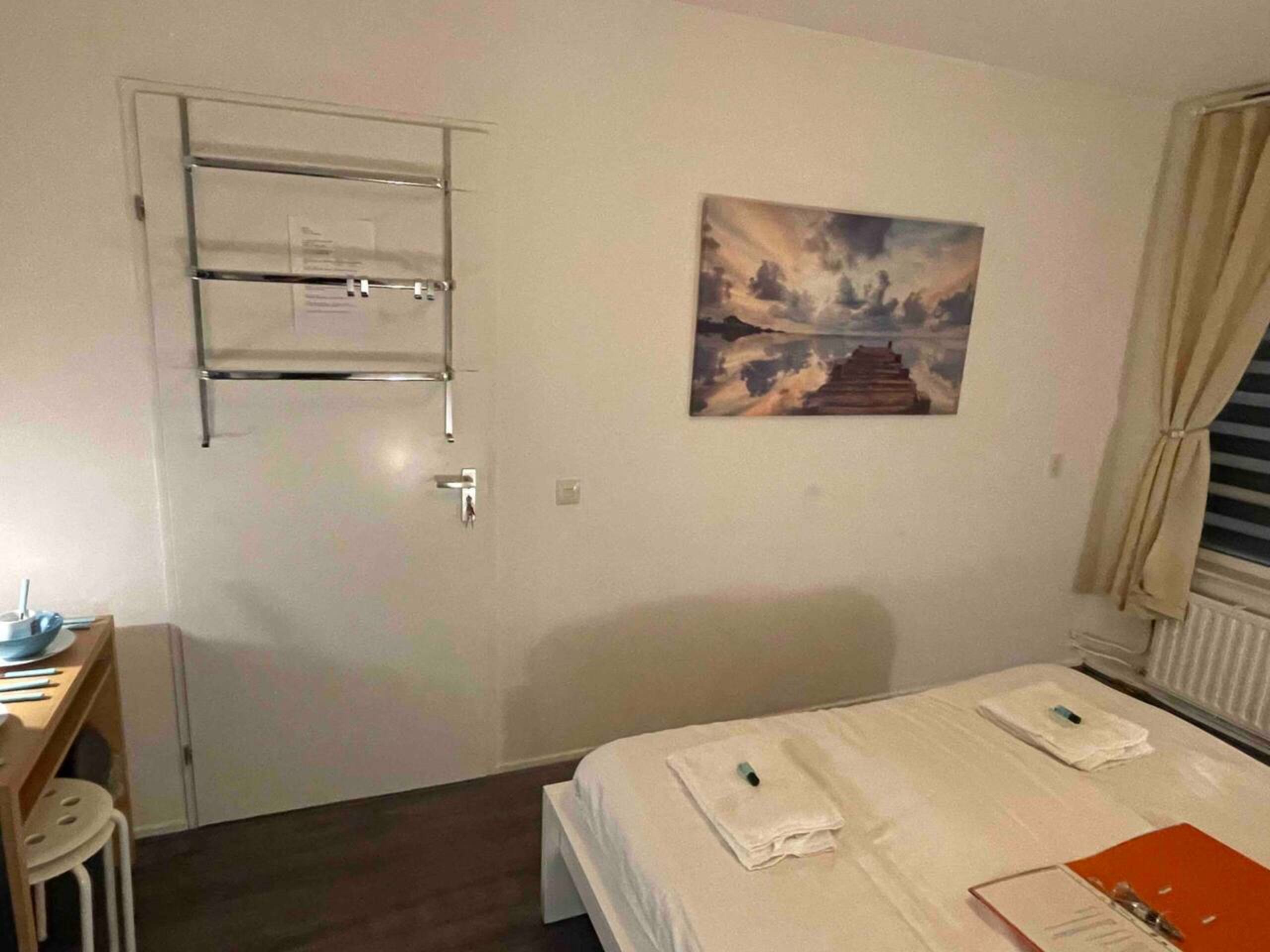 Large private kingsize bedroom close 2 city center - Photo 5