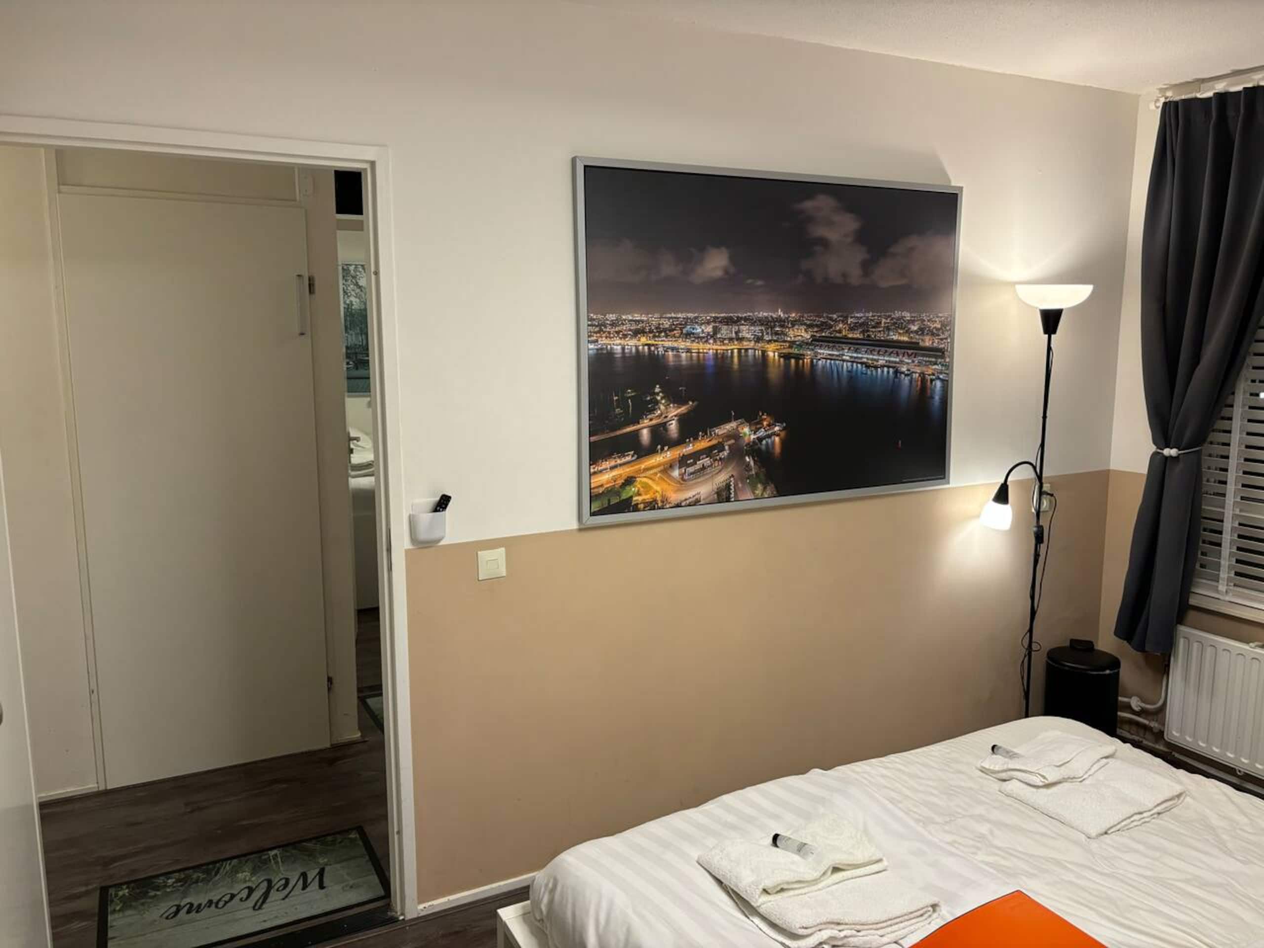 Large private kingsize bedroom close 2 city center - Photo 16