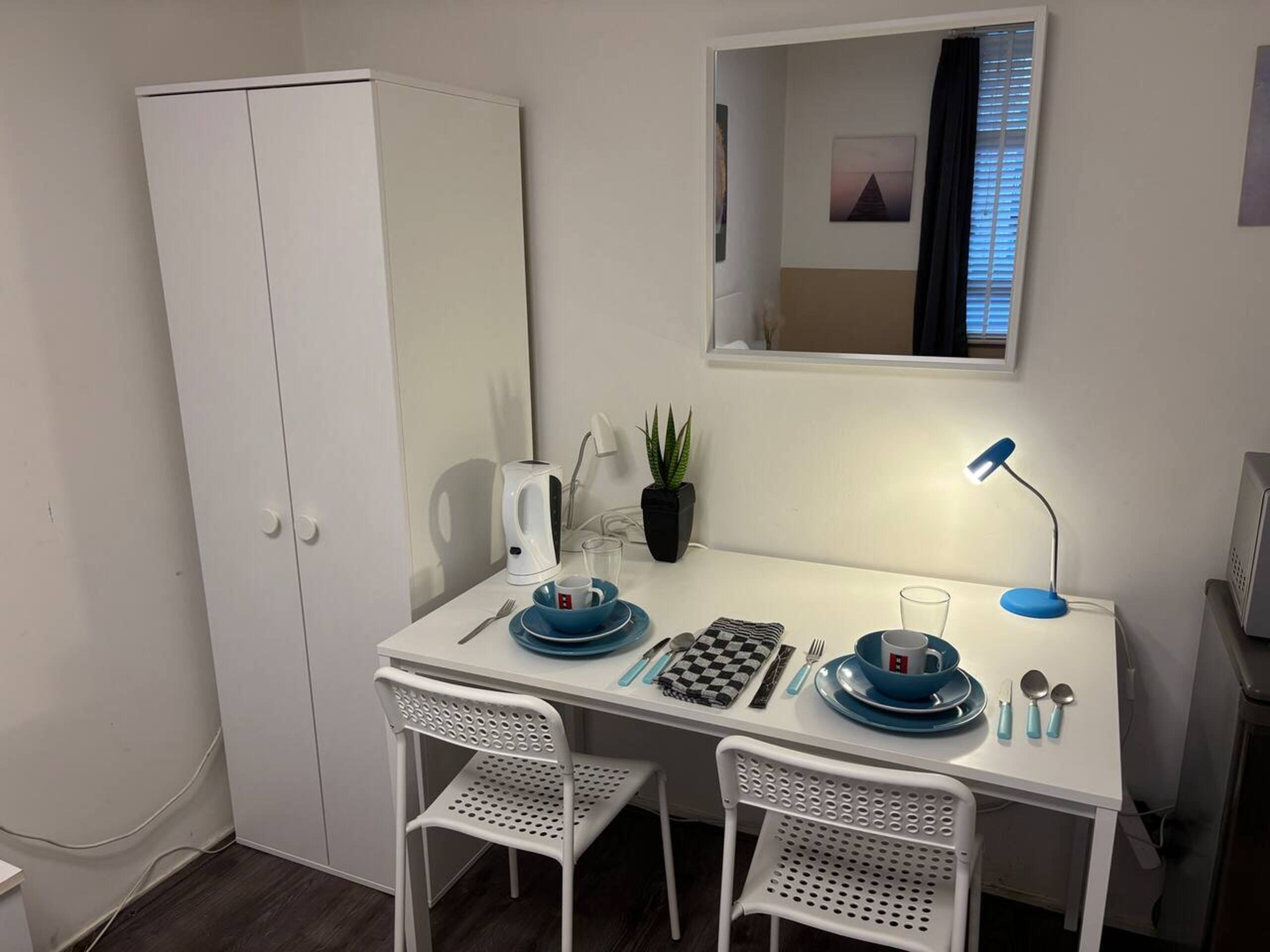 Large private kingsize bedroom close 2 city center - Photo 23