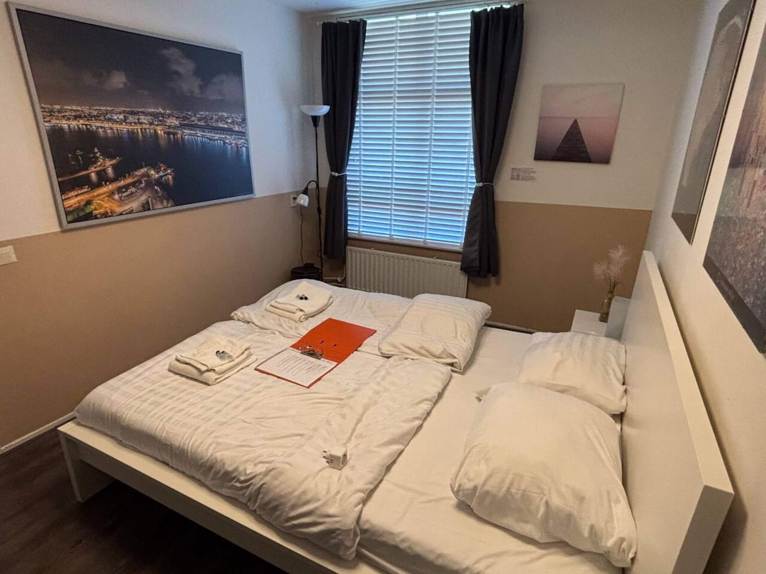 Large private kingsize bedroom close 2 city center - Photo 18