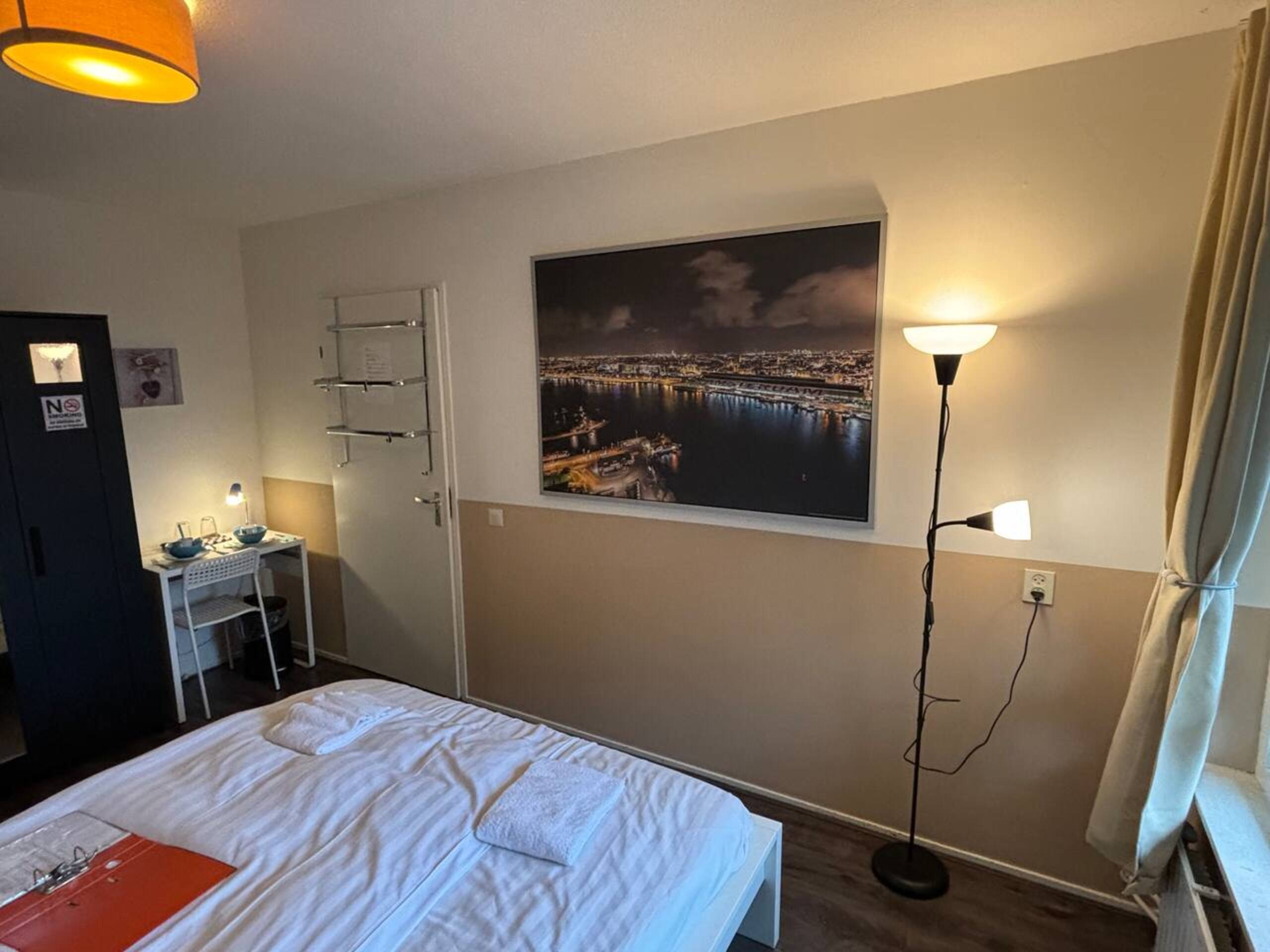 Large private kingsize bedroom close 2 city center - Photo 14
