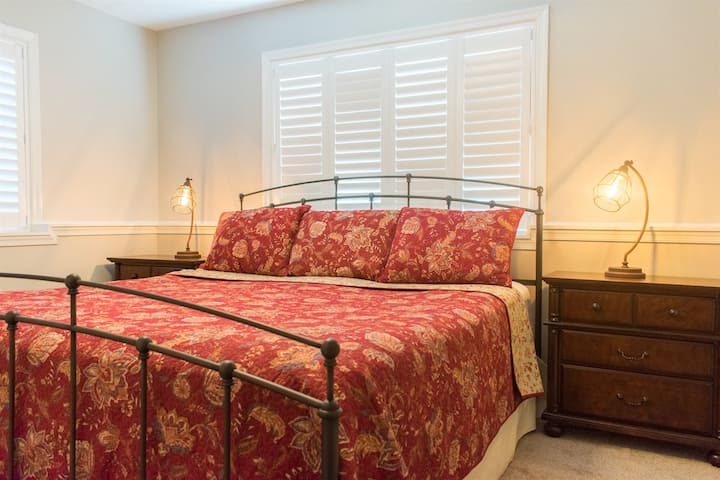 בחדר שינה מס '1 יש מיטת קינג סייז