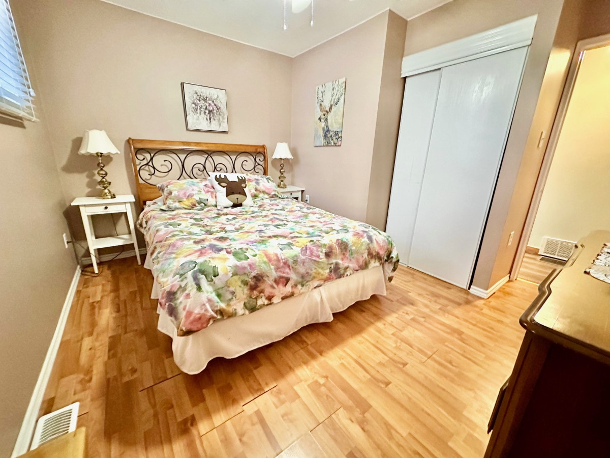 Spavaća soba br. 2 na glavnom katu s bračnim krevetom i ormarom.