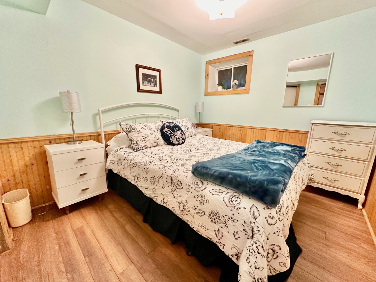 Spavaća soba br. 3 u prizemlju s bračnim krevetom, komodom i ormarom za odlaganje stvari.