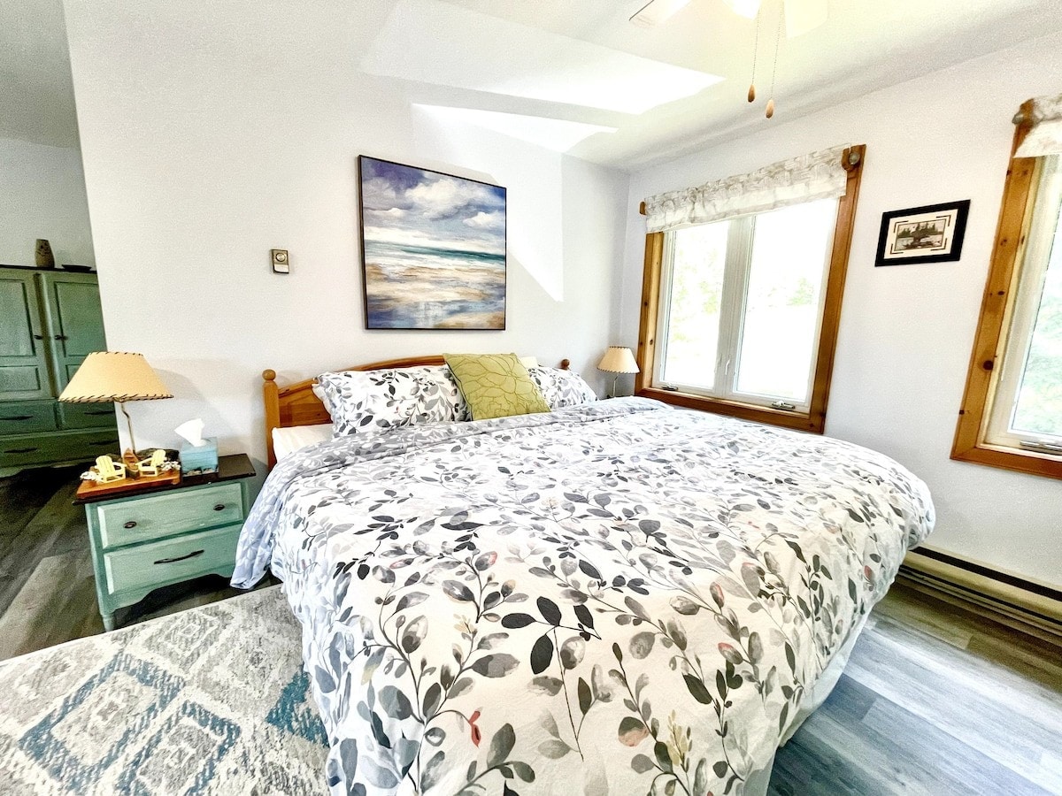 Glavna spavaća soba ima bračni krevet s madracem Endy + nadmadrac za dodatnu udobnost. Spavaća soba ima vlastiti termostat i grijana je električnim podnim daskama.