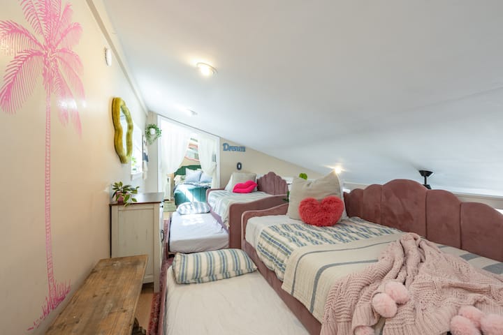 Horné podkrovie s vytiahnutými trundlami