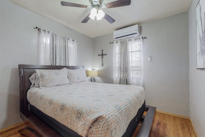 这间卧室还配有一张非常舒适的标准双人床。