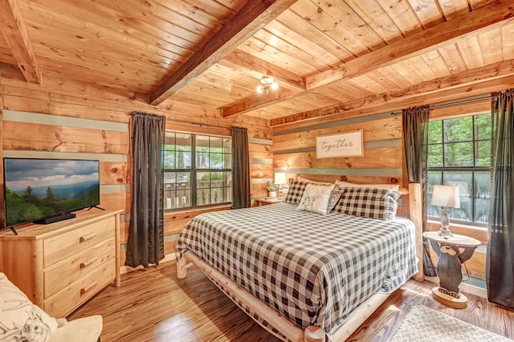 Dormitorio principal en la planta baja con Roku TV y bañera profunda en la habitación