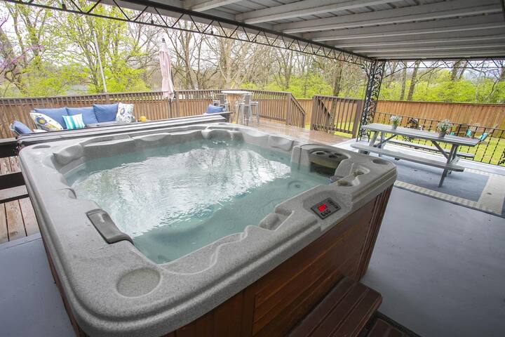 Game Area Haven with Hot Tub! gallery image 4