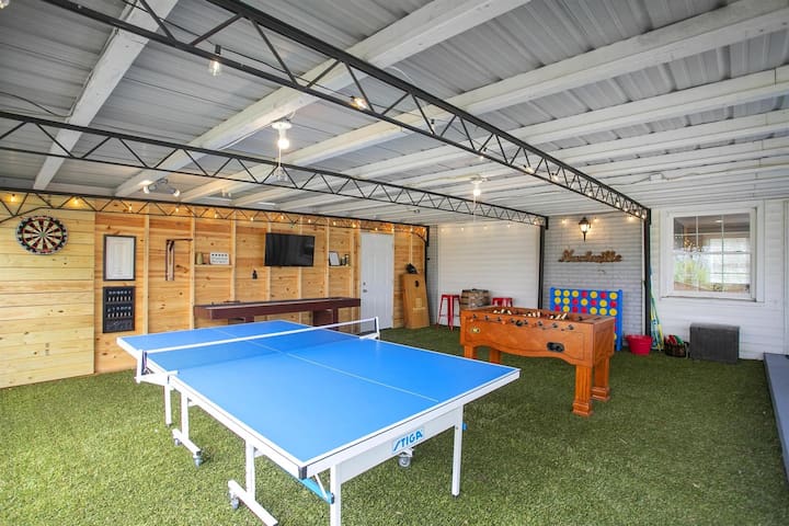Game Area Haven with Hot Tub!