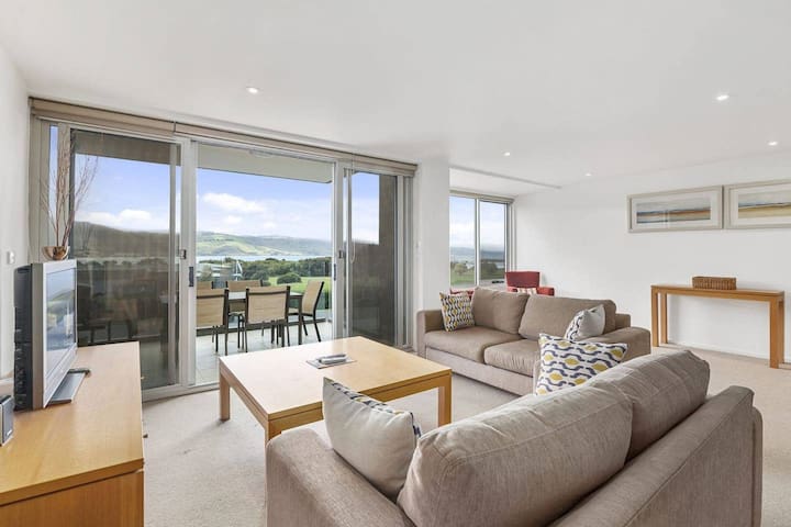 Apollo Blue 6 – modern waterfront apartment