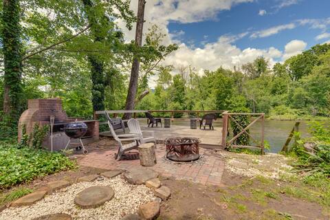 Family-Friendly Riverhouse: Fishing & Hot Tub