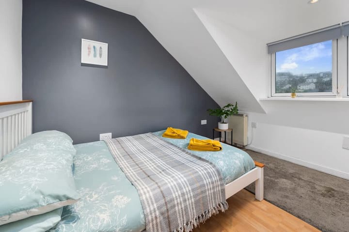 Guest bedroom with a double bed, comfortable bedding, fresh linens, and towels provided