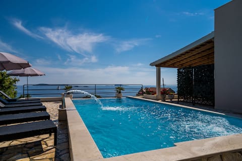 Villa Made 4U–Deluxe 4BR Apt, Terrace& Shared Pool