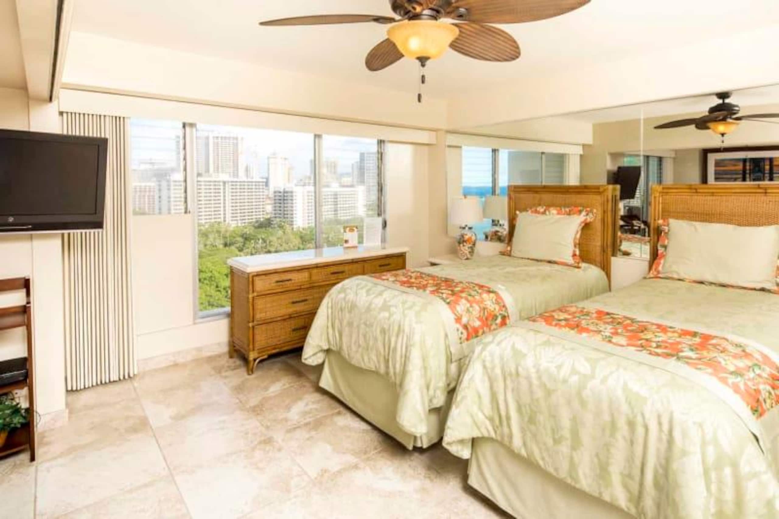 Condo in Honolulu · ★4.6 · 1 bedroom · 3 beds · 1 private bath - Image 5