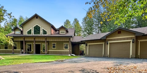 Large McCall Cabin | Hot Tub + Cozy Fireplaces