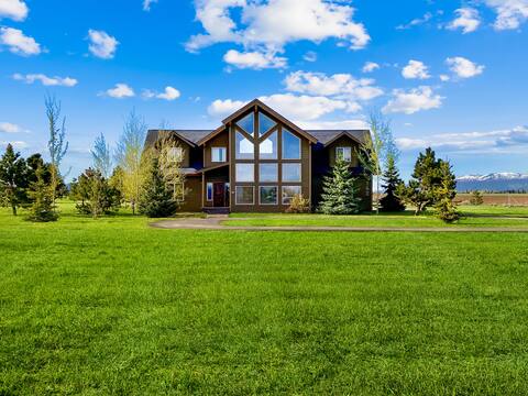 Luxurious, Private Cabin with Hot Tub and Volleyba